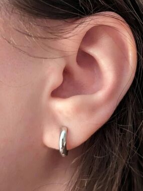 Caitlyn Minimalist silver Editor II 925 sterling huggie hoops